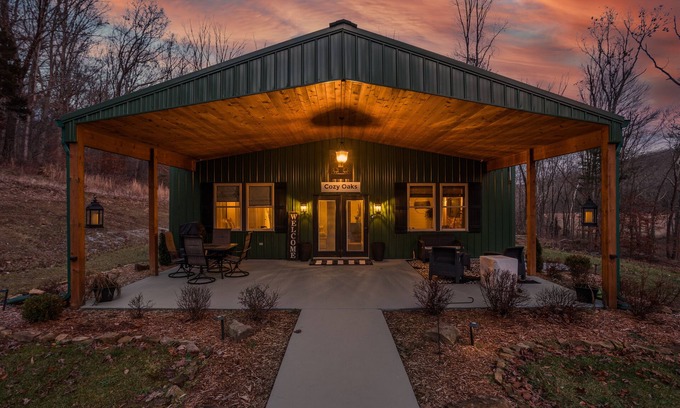 Gnaw Bone Cabin | Cozy Oaks Luxurious Barndominium in the woods, Heated Tile Floors, Hot Tub