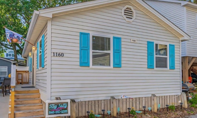 Surfside Beach House | Cozy Ocean Lakes home w/Golf cart!