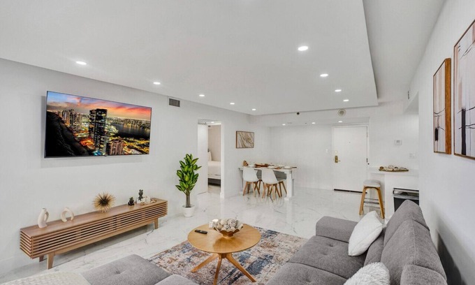 Mid Beach Apartment | Cozy Ocean View Condo/Beach Service/610