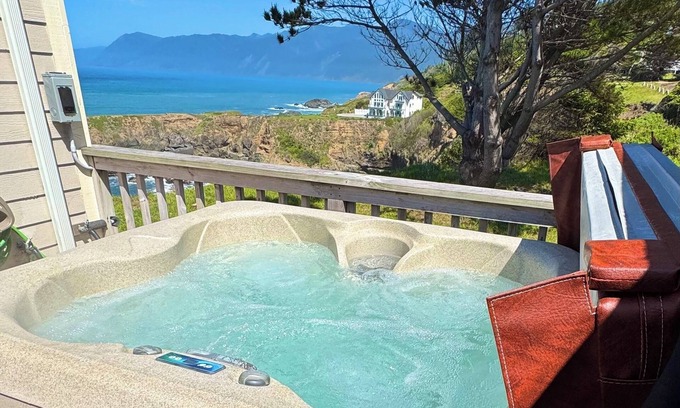 Shelter Cove Condo | Cozy Oceanview!by OceanviewHotTubs Tesla Charging Oceanfront! Shelter Cove, CA