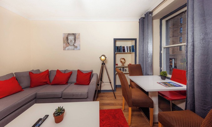Newington Apartment | Cozy Old Town 4 Bedrm Apartment