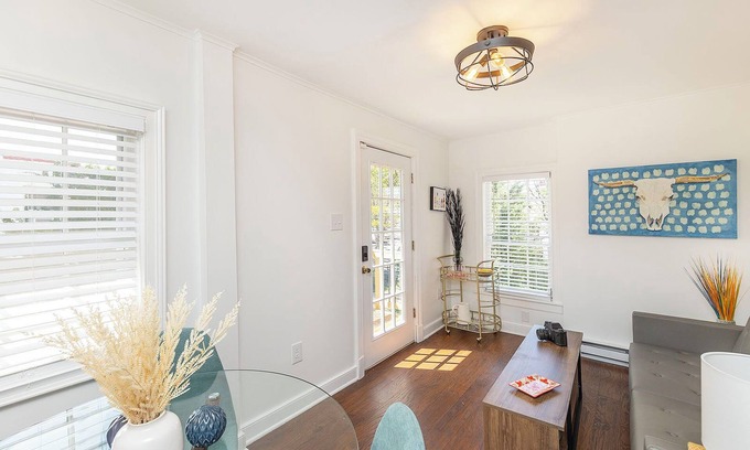 Winchester Apartment | "Cozy on Cameron!" -Historic Downtown Winchester