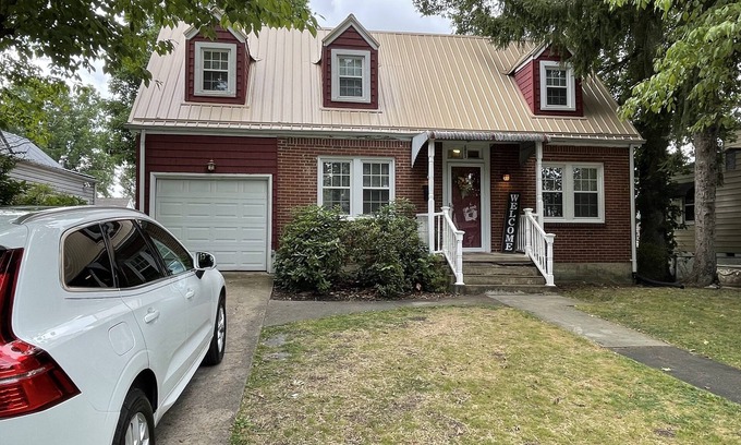Kingsport House | Cozy on Carolina