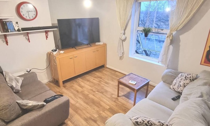 Chatham Apartment | Cozy One Bed Apartment in Gillingham, with Parking included.