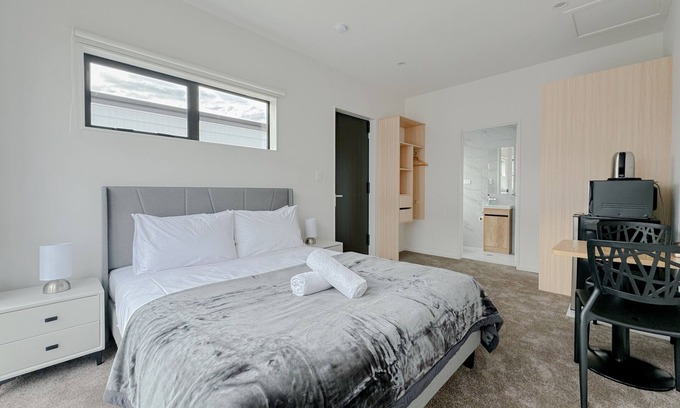 Papakura House | Cozy One-Bedroom Getaway in Takaninin