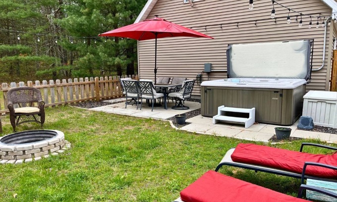 Pentwater Apartment | Cozy Pentwater Retreat with Hot Tub