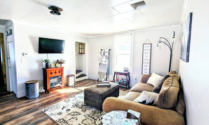 Rogers City Other | Cozy, pet-friendly farm wrapped in nature's warm quilt of fall fireworks