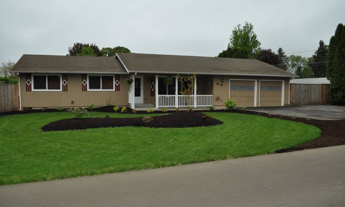 Dundee House | Cozy place for families, couples & friends. Hot tub awaits. Central to activity.
