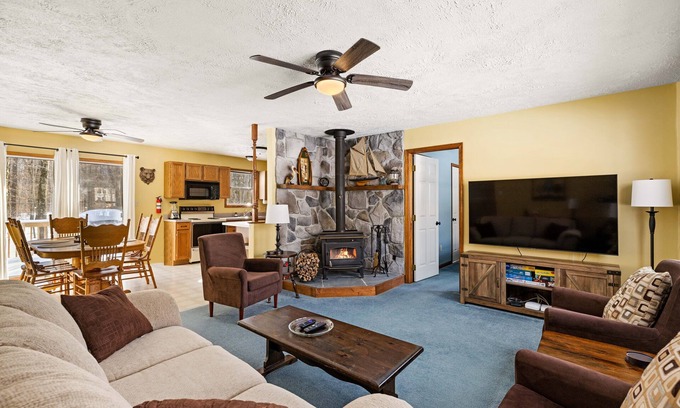 Pocono Lake House | Cozy Pocono Ranch in Arrowhead Lake