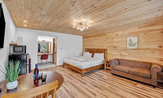 Canadensis Hotel | Cozy Poconos Retreat | Firepits | Pet Friendly