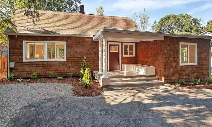 Garden Home-Whitford Cottage | Cozy Portland Cottage