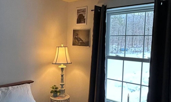 Middlebury House | Cozy Private Bedroom with Own Entrance - No Shower
