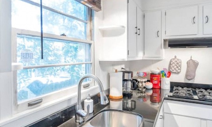 Faubourg Delassize House | Cozy, Private Guesthouse | 1 block to Streetcar