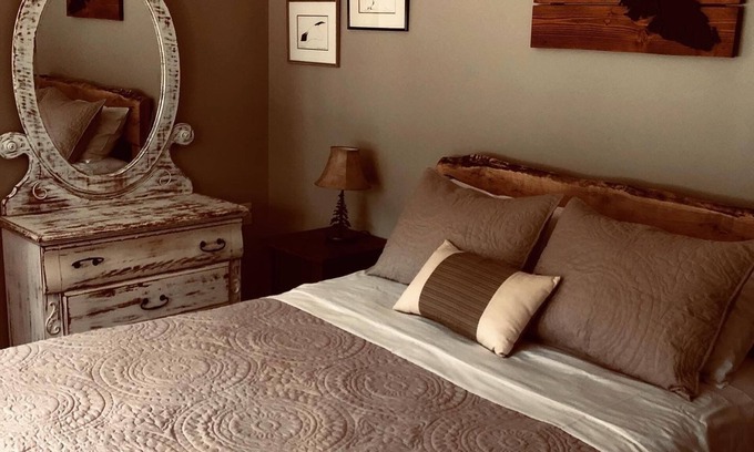 Regional District of Nanaimo Cottage | Cozy & Private next to nature & nearby Spider Lake Provincial Park.