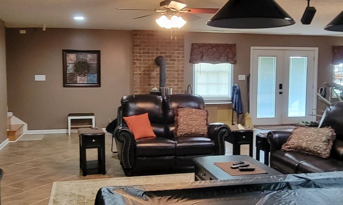 Appomattox House | Cozy & quiet 1 Bedroom apartment with pool table and big screen TV.