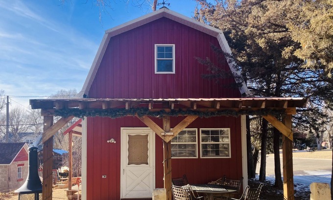 Syracuse House | Cozy Red Barn.....