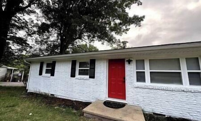 Danville House | Cozy Red Door Cottage - 5 mins from Casino