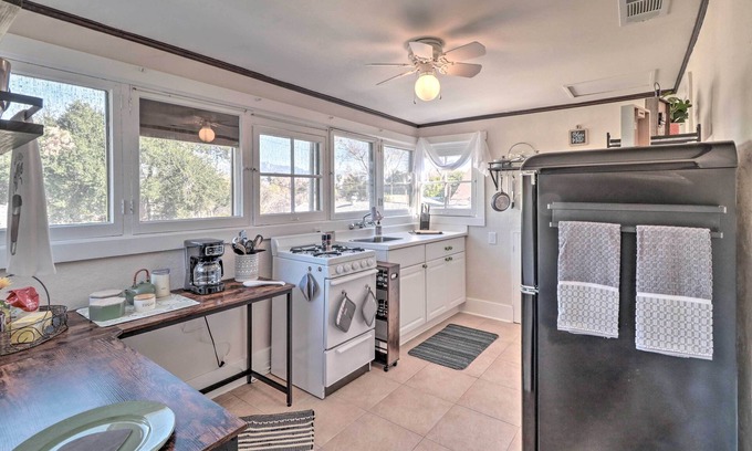 Redlands House | Cozy Redlands Duplex w/ Grill & Shared Yard!