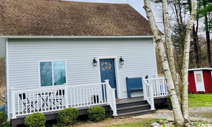 Litchfield House | Cozy remodeled cottage. Close to town, vineyards, restaurants, and farms.