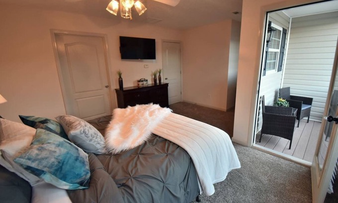 Winder House | Cozy Renovated Winder Townhouse