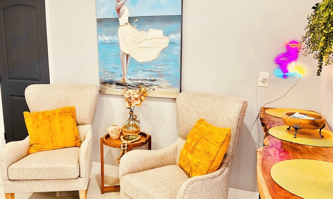 Pelican Apartment | Cozy Retreat + HotTub Oasis; stunning apartment for an Unforgettable Experience
