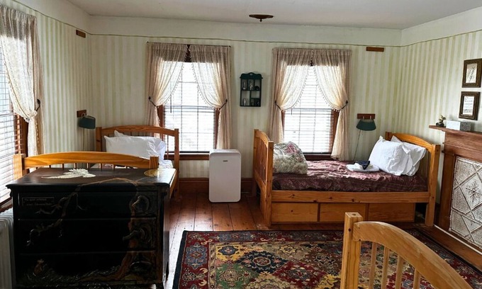 Rowe Bed & Breakfast | Cozy Retreat in historic Farmhouse - Tranquility Room