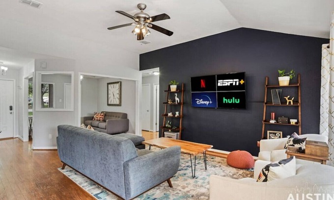 McKinney House | Cozy Retreat | King Bed, Huge Yard, Outdoor Dining