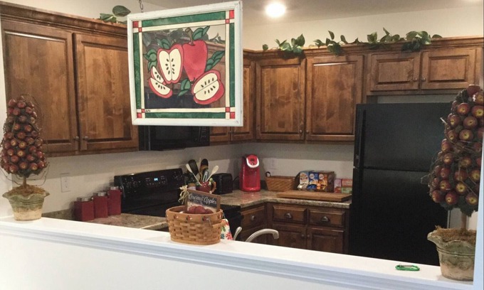 Cleveland House | Cozy Retreat King Bed & Kitchen Near Lee