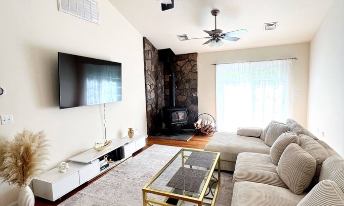 Narrowsburg House | Cozy Retreat: Private 5-Acre Haven with AC close to Bethel Woods