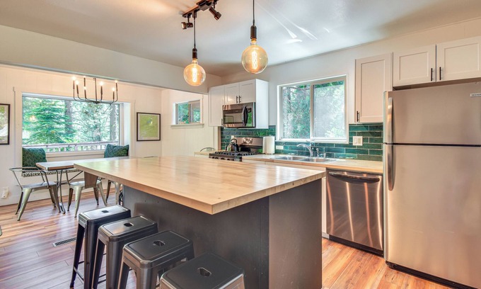 Strawberry Cabin | Cozy Retreat w/Deck ~ 2 Mi to Pinecrest Lake!