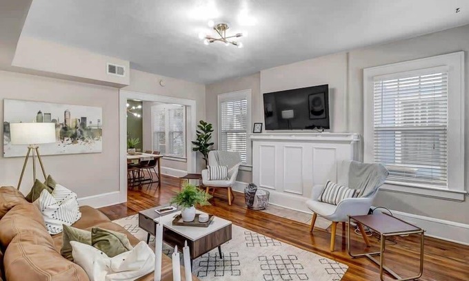 Murray Hill House | Cozy Retreat - Walkable to Bars & Restaurants!