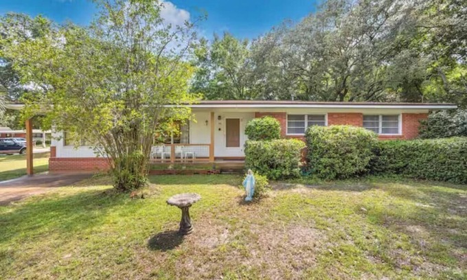 Mary Esther House | Cozy retro style house 4-bedroom can sleep 11 people Mary Esther with AC, WiFi
