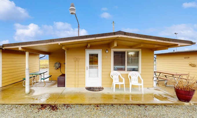 Mount Vernon Apartment | Cozy riverside cabin with kitchenette & laundry facilities - dog-friendly