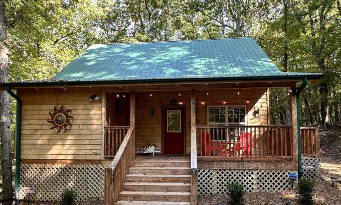 Blairsville Cabin | Cozy Romantic Cabin for 2 - Private Hot tub, gas fireplace, wooded, king log bed