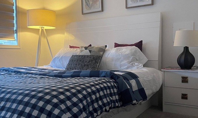 Calgary House | Cozy Room Close to YYC Airport
