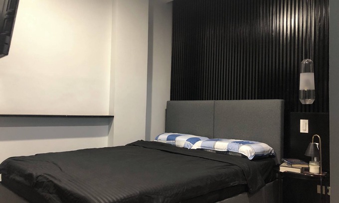 Mandaluyong Apartment | Cozy Room with Study Space, Bath Tub, TV NETFLIX and WIFI