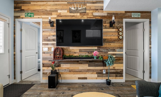 Airdrie House | Cozy rustic retreat - 15 min to YYC Airport and Downtown and near Banff