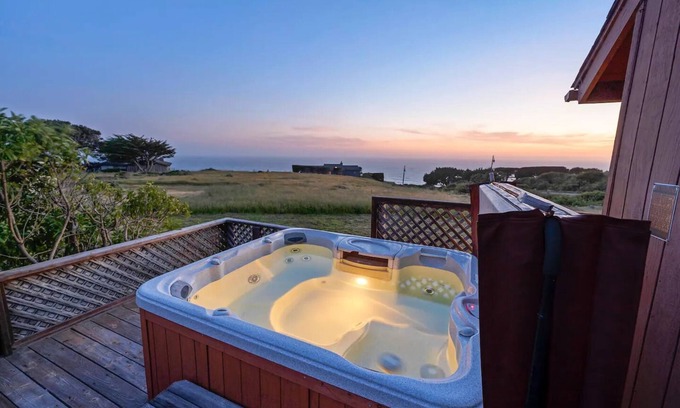 Manchester House | Cozy Sea View Cabin - Ocean Views - Hot Tub