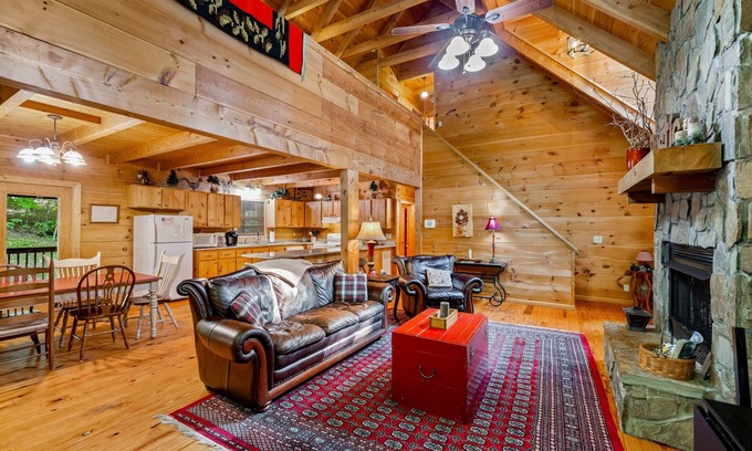 West Jefferson House | Cozy Secluded Family Retreat, Pet Friendly, Fast Wifi 15 Mins to Downtown WJ