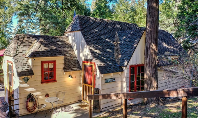 Cedar Glen Cabin | Cozy Shabby Chic, Romantic, close to lake and FIDO friendly cabin.