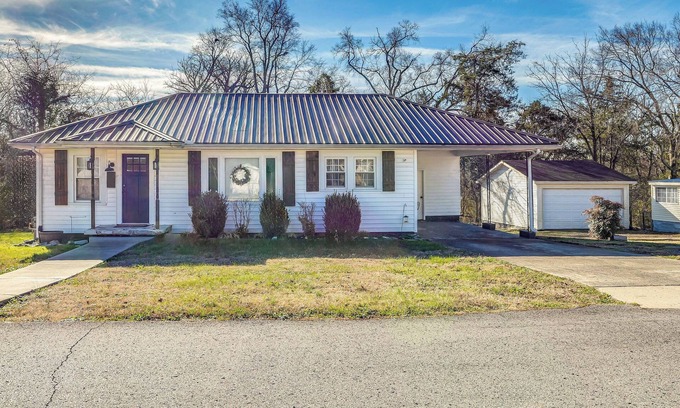 Shelbyville House | Cozy Shelbyville Home Near Hiking & Distilleries!