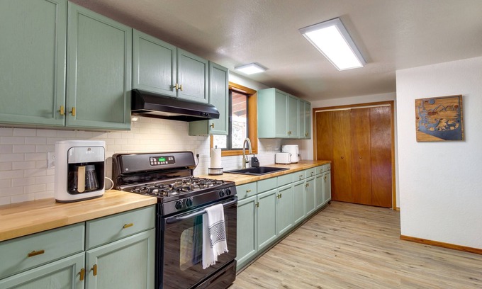 Show Low Cottage | Cozy Show Low Cottage w/Wood-Burning Stove