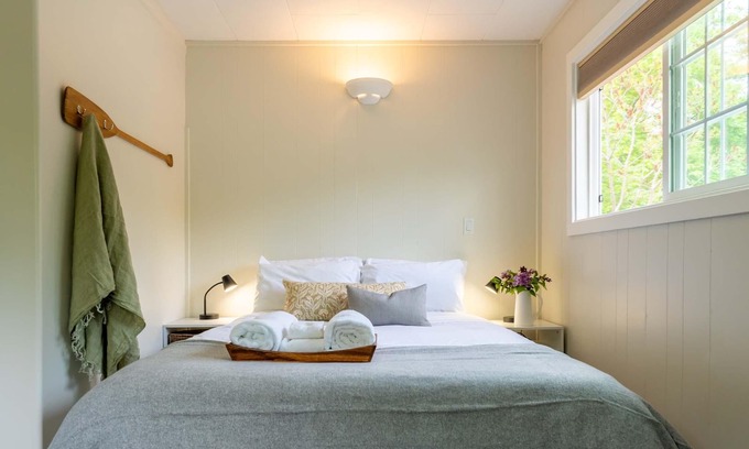Christina Lake Hotel | Cozy Single Room at Christina Lake- Kitchenette, Queen Bed, Close to Beaches!