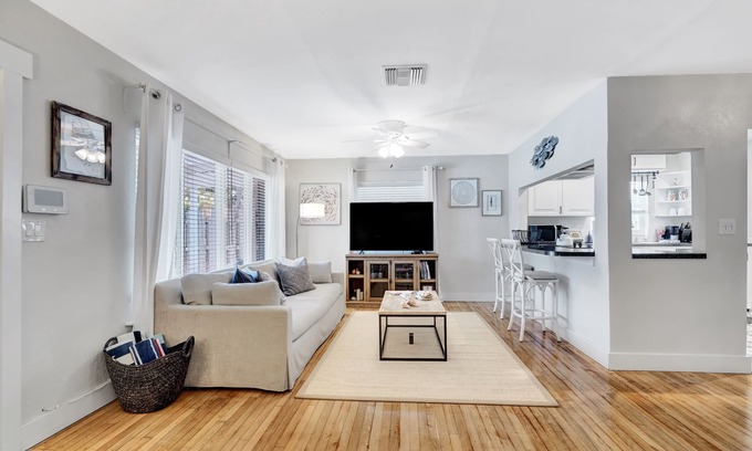 Southside House | Cozy SoSo Gem: Steps from the Intracoastal