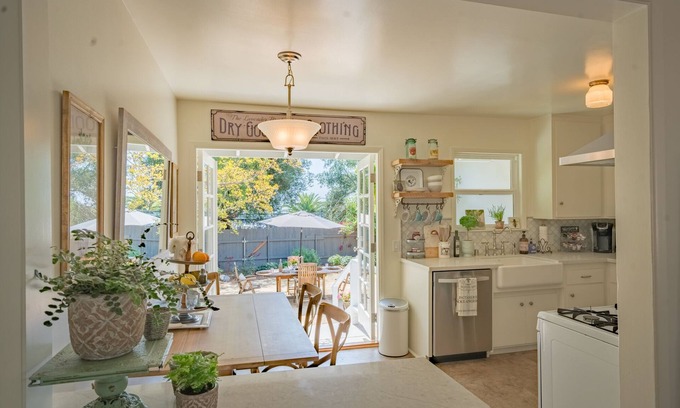 Sierra Madre House | Cozy Southern California Lavender Cottage Sierra Madre