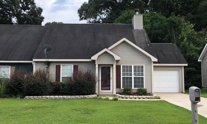 Warner Robins House | Cozy Southern "Ranch-Style" Townhome - Fully furnished with attached garage.
