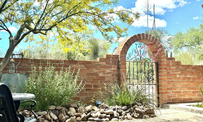 Tubac House | Cozy Southwest Custom Burnt-Adobe Brick Hacienda 3 bd 2 ba in Tubac with pool