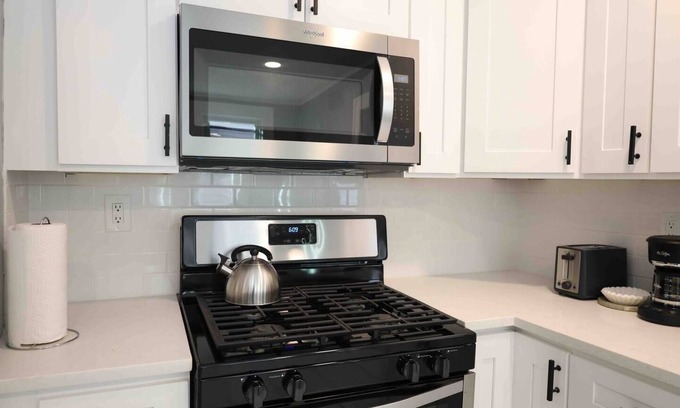 West New Haven House | Cozy Spacious Apt/Luxury/Yale/Parking/Free Wine