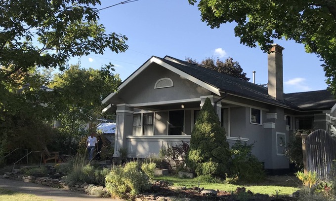 La Grande House | Cozy Spring Avenue Bungalow