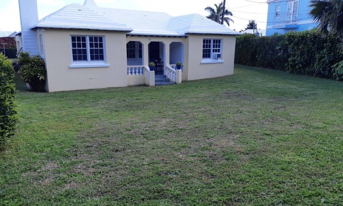 St. George's House | Cozy stand alone cottage with Bermuda Character